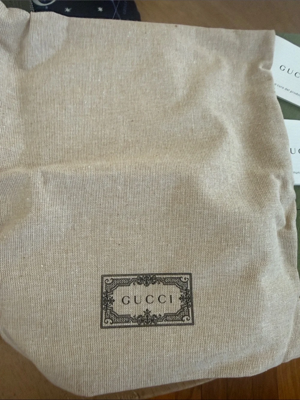 Gucci Green Pebbled Leather Zip Wallet with GG Logo w/ authentication + dust bag